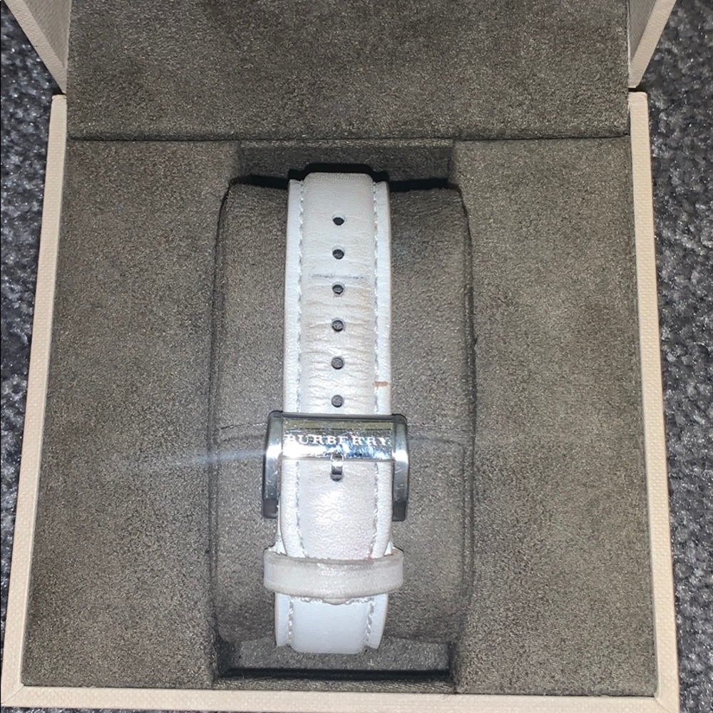 White Burberry watch - Picture 2 of 4